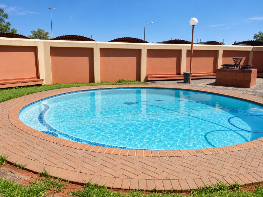 To Let 1 Bedroom Property for Rent in Kannoniers Park North West